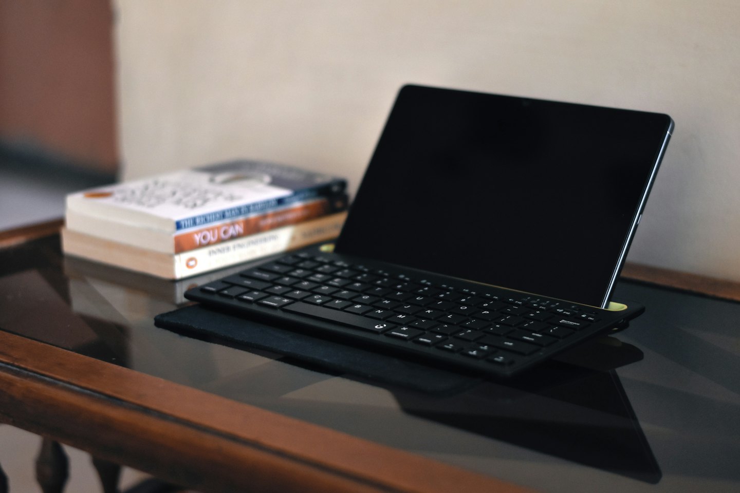 Una tableta con teclado sobre una mesa de madera.